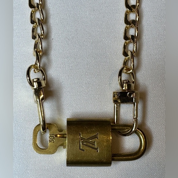 LV CHAIN AND KEY WITH UNBRANDED CHAIN - Picture 1 of 7